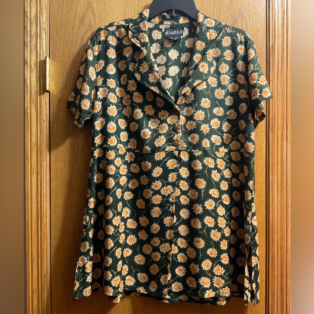 Women’s Vintage at Last & co Floral Mid Button Down Shirt Blouse. Rayon